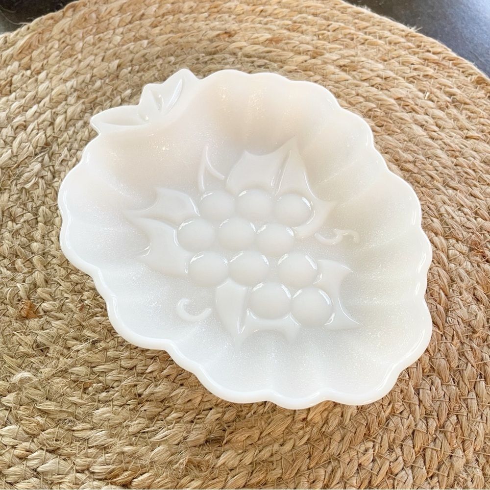 Milk Glass Fruit Dish Grapes Berries‎ Tray Catch All